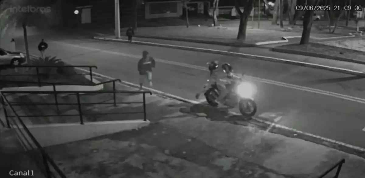 Moto é roubada por 4 homens em frente a restaurante de São José 
