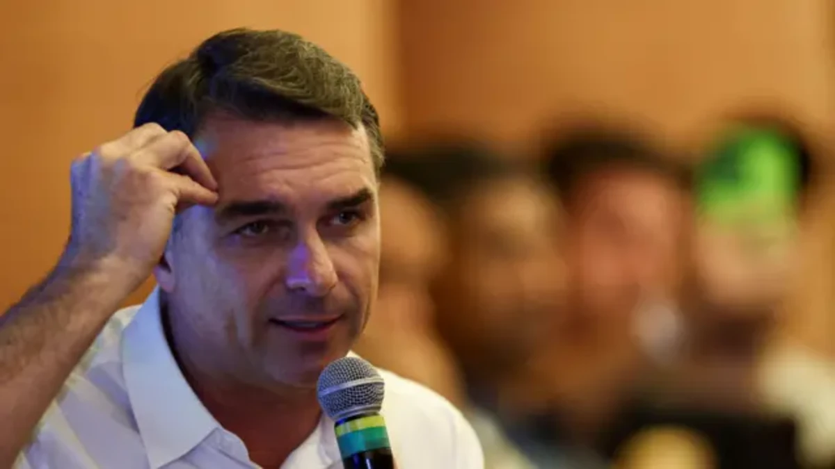 Flávio Bolsonaro diz que votará pelo fim da escala 6x1, mas defende liberdade na jornada