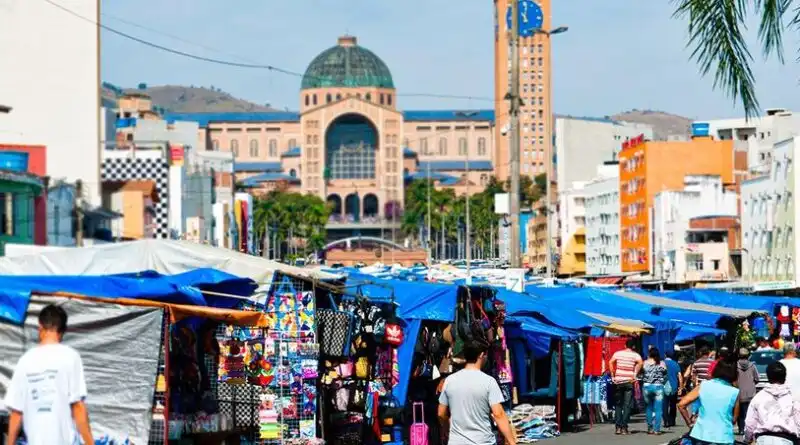 Feira livre de Aparecida é desmontada após decisão judicial