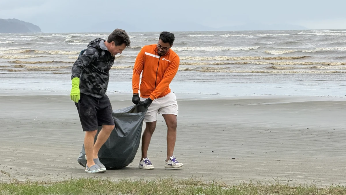 Prefeitura reúne moradores e retira quase 300 quilos de resíduos da Praia das Palmeiras