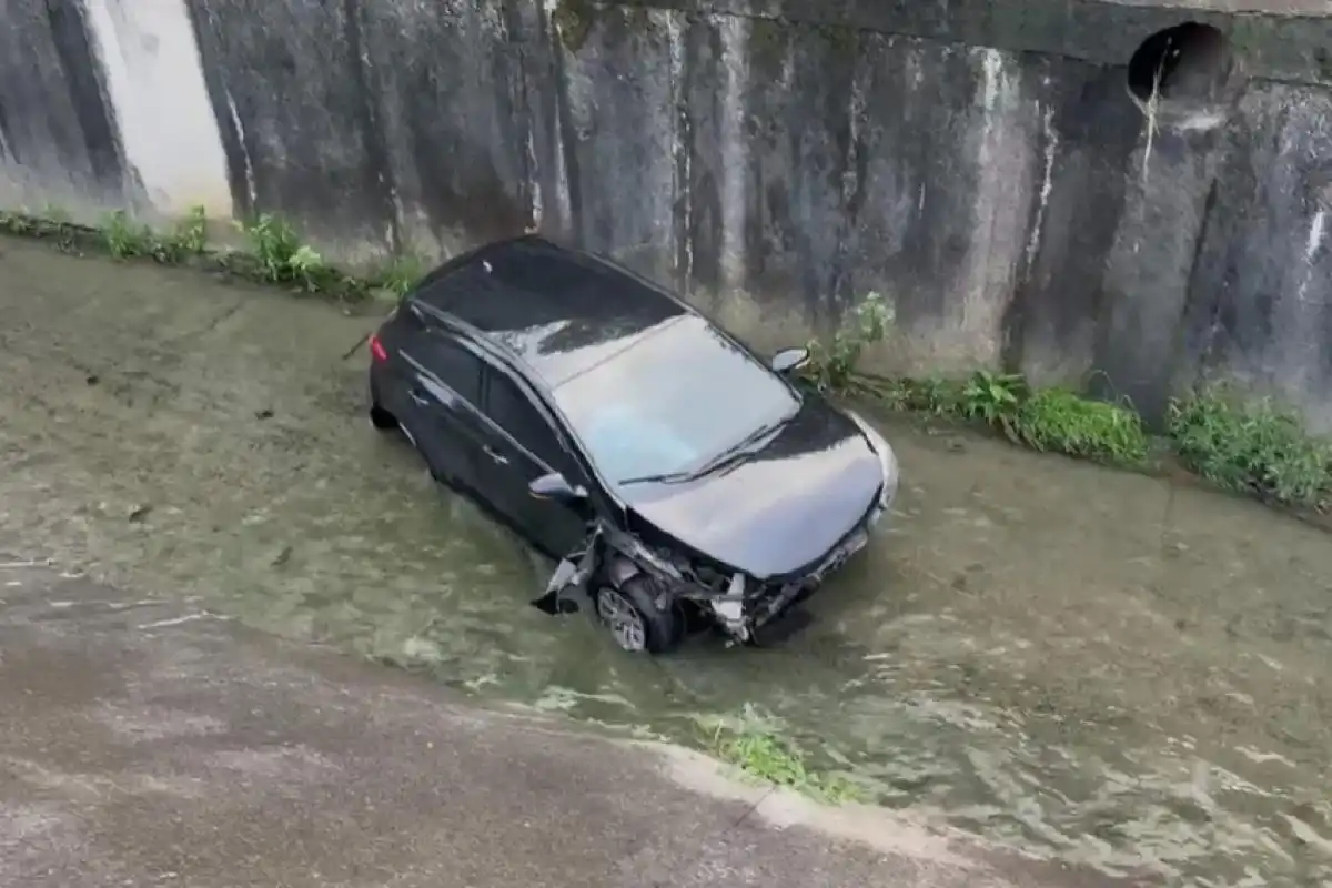Mulheres ficam feridas após carro cair em córrego no Anel Viário em SJC