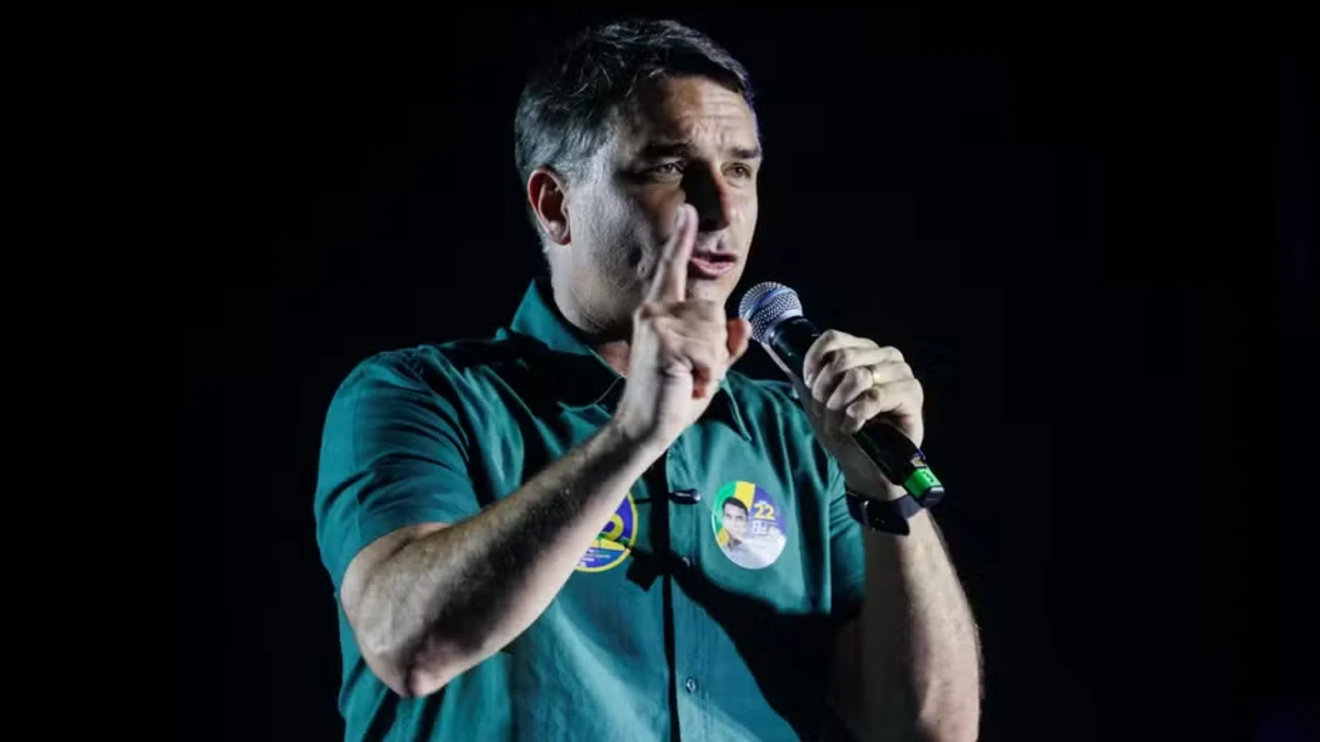 Flávio Bolsonaro usa passaporte italiano para deixar Argentina e chegar aos EUA