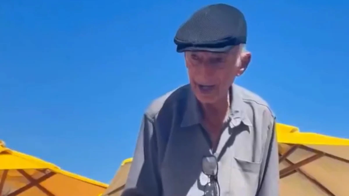 Idoso de 85 anos viraliza ao vender pudim na praia para pagar exames médicos