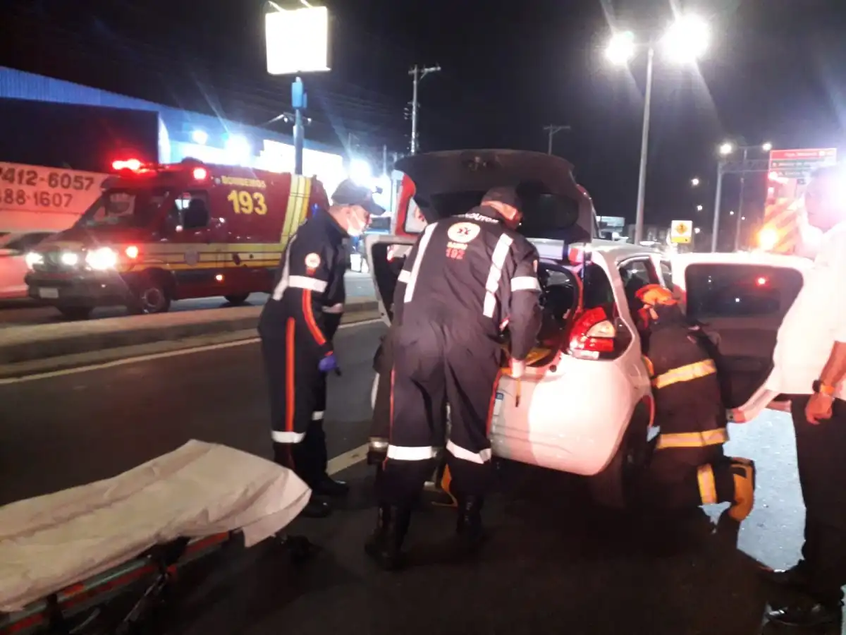 Mulher fica ferida após acidente de carro na Av. José Herculano em Caraguatatuba