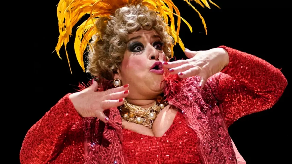 Grace Gianoukas interpreta Dercy Gonçalves em espetáculo que chega a São José dos Campos