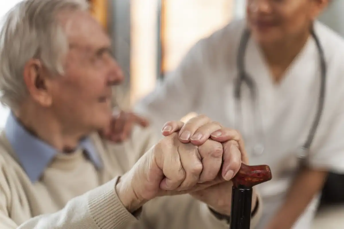 Especialistas destacam a importância do acompanhamento médico regular para prevenção de AVC em idosos