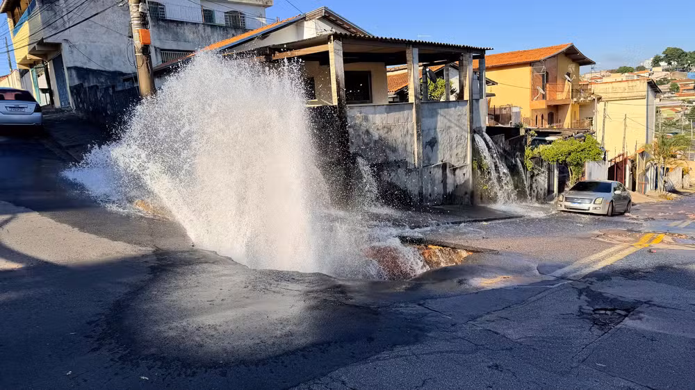 Cano estoura e abre buraco em rua do Monte Castelo em São José dos Campos
