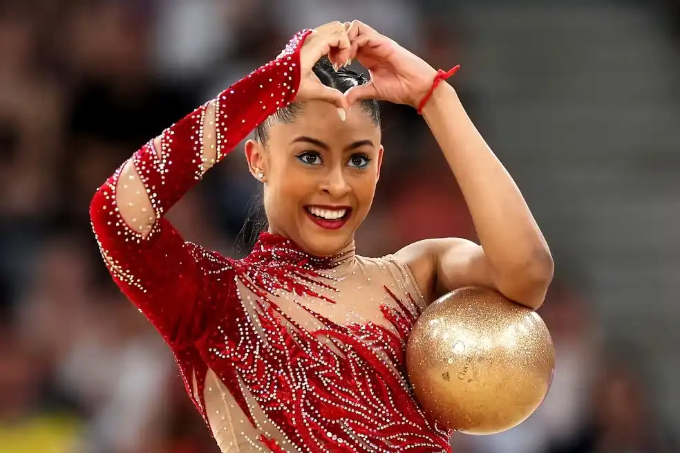 Bárbara Domingos conquista vaga inédita na final do individual geral da ginástica rítmica