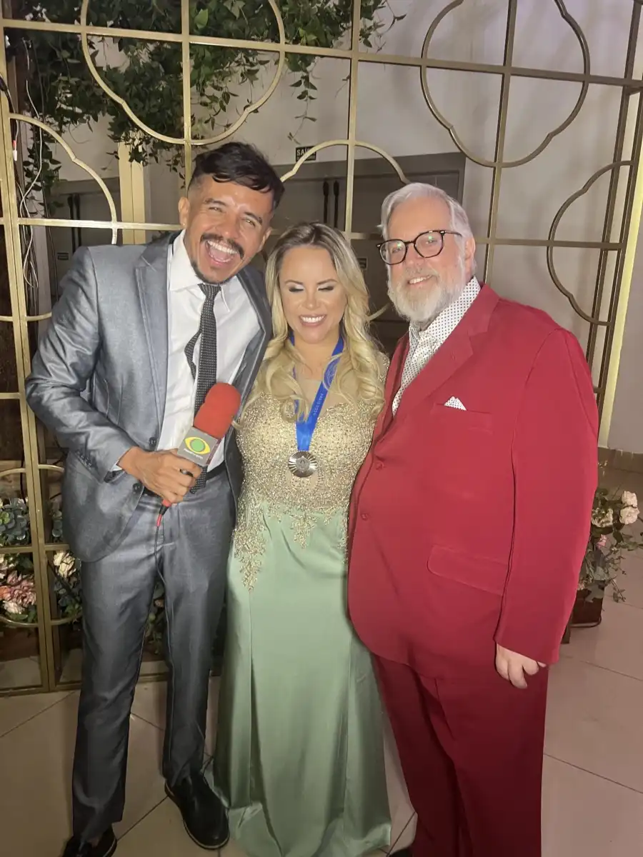 Apresentadora da REDETV Viviane Alves homenageia William Santos em SP
