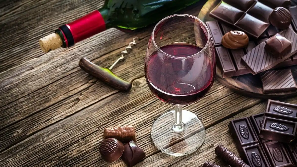 Chocolate e vinho podem prevenir demência, diz pesquisa canadense