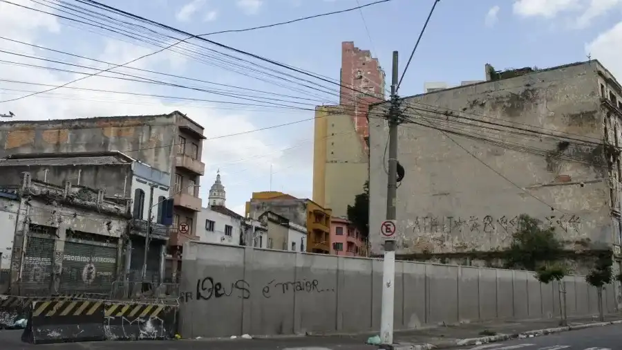 Ministro do STF dá 24h para o prefeito de SP explicar o muro construído na Cracolândia