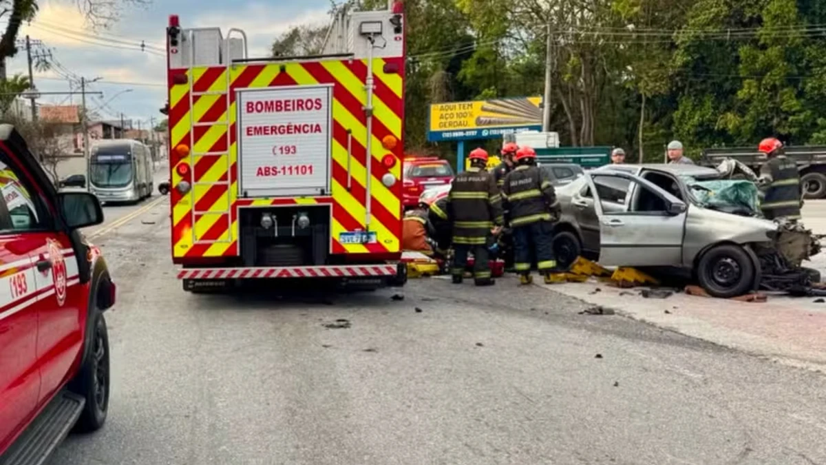 Acidente entre carro e ônibus deixa duas pessoas feridas na Zona Sul de São José dos Campos