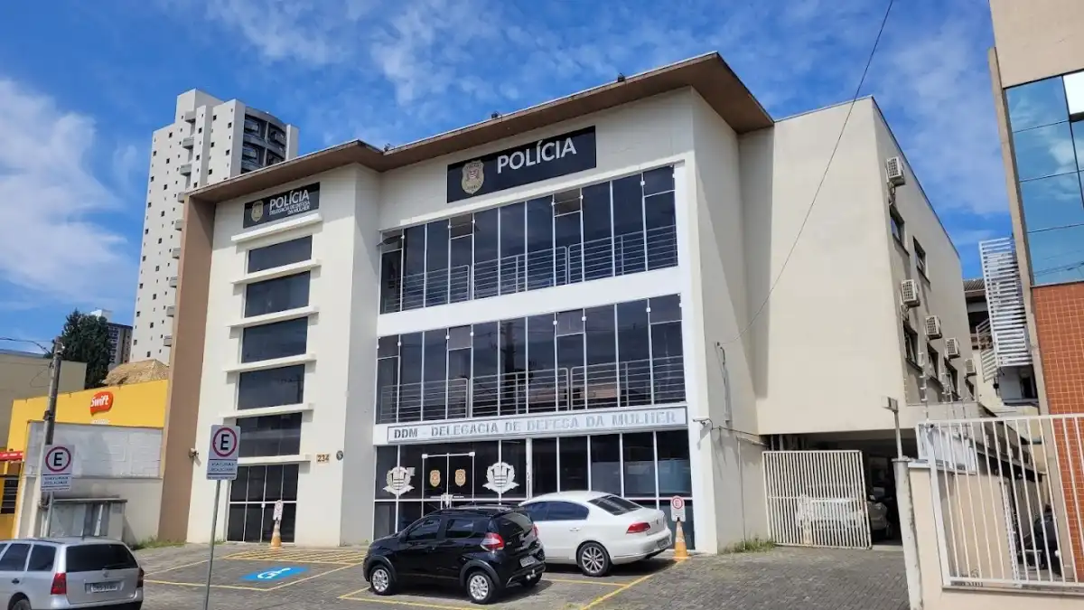 Homem é preso por tentar esfaquear e enforcar a esposa em São José  