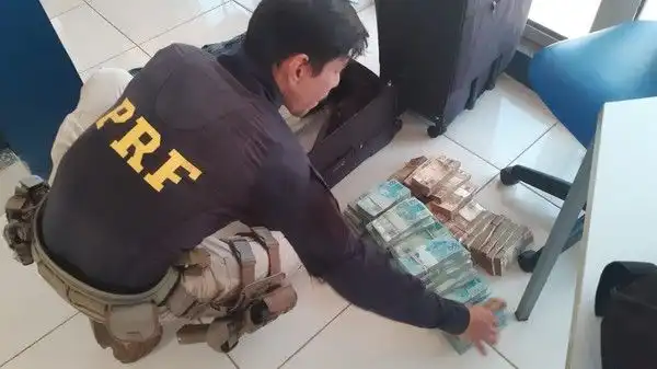 PRF apreende mala com R$ 1,6 milhão na Dutra, em Lavrinhas