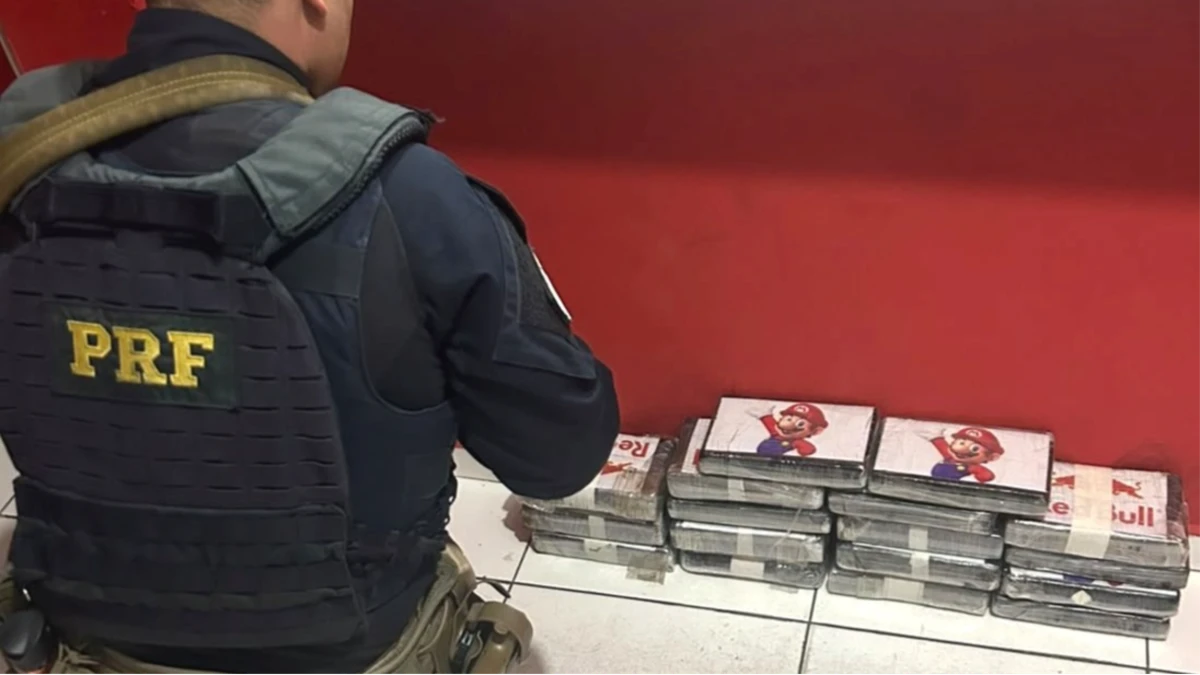 PRF prende casal na Dutra em Cruzeiro após achar quase 20 kg de cocaína