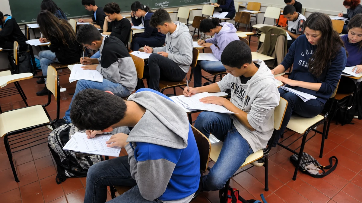 Estudantes brasileiros têm dificuldade para interpretar textos, mostra Pisa 2025