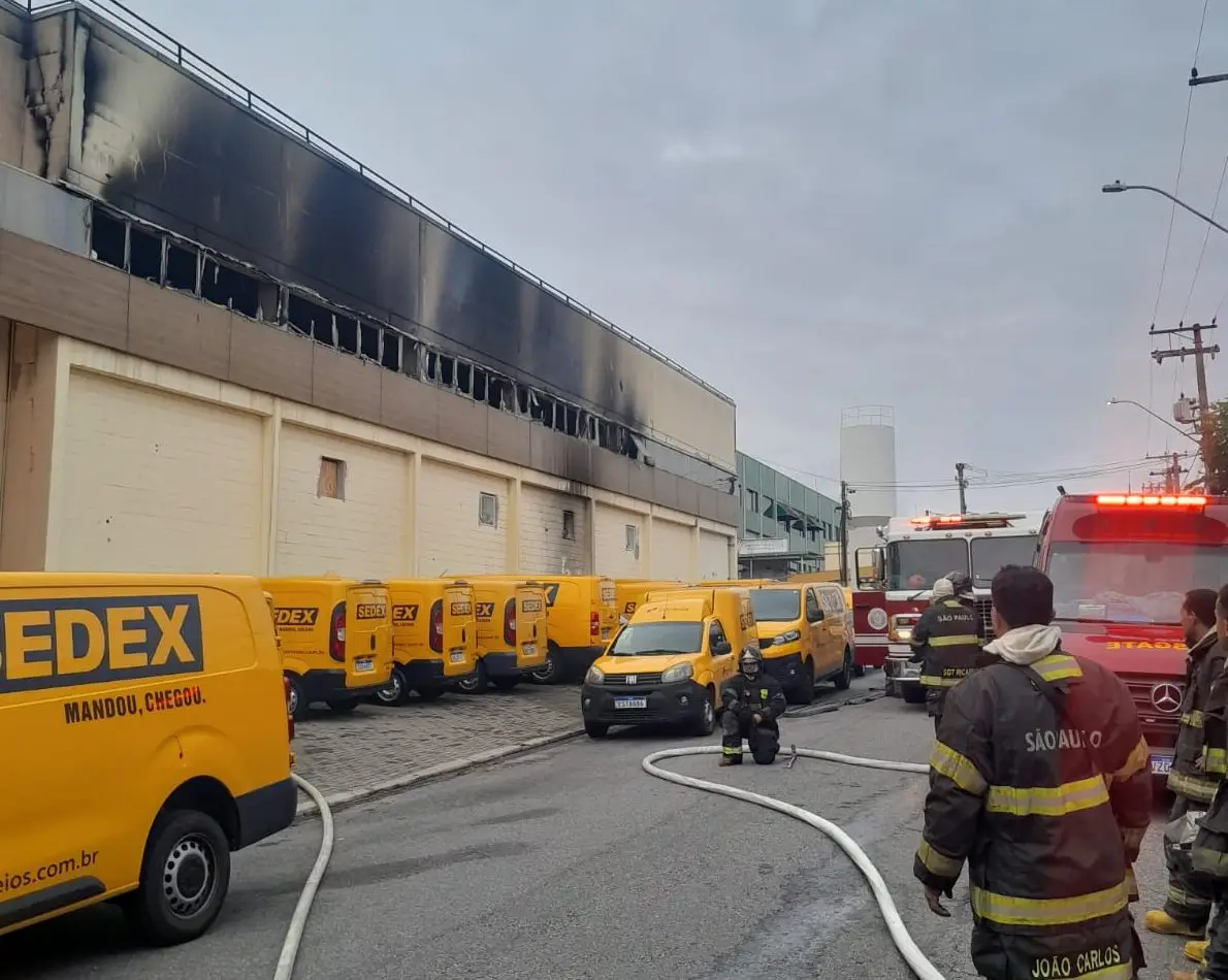Vídeo: Incêndio atinge centro de distribuição dos Correios na zona sul de São José dos Campos
