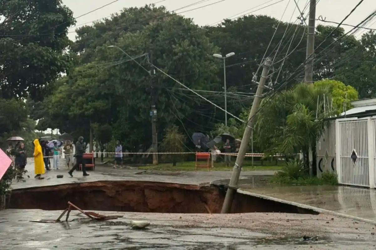 Sabesp atua para restabelecer abastecimento de água após abertura de nova cratera em São José dos Campos