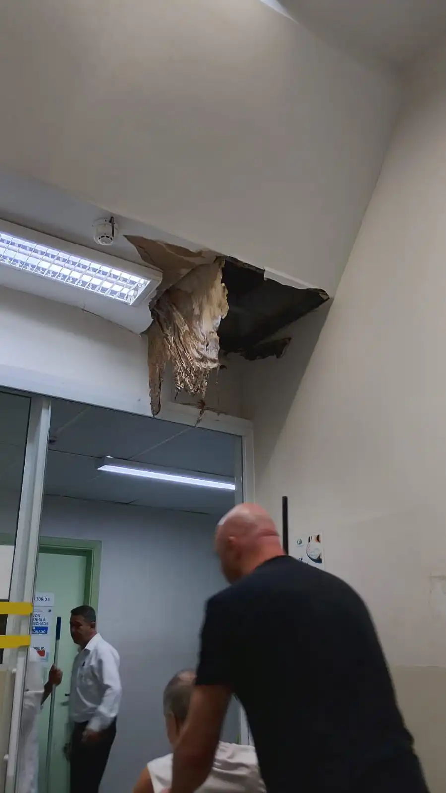 Teto do Hospital Municipal de São José dos Campos desaba e assusta moradores