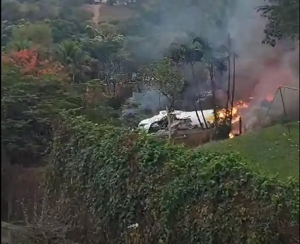 Avião com 62 pessoas que caiu em Vinhedo (SP) não tem sobreviventes