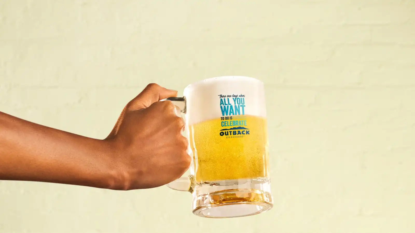 ‘Canecas Outback’ retornam em ação especial e clientes podem levar ícone para casa