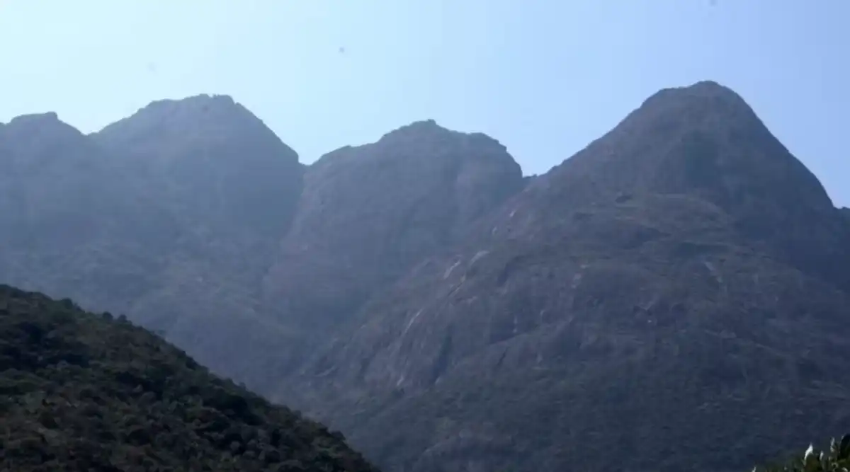 Adolescente é resgatada de helicóptero após se machucar no Pico dos Marins