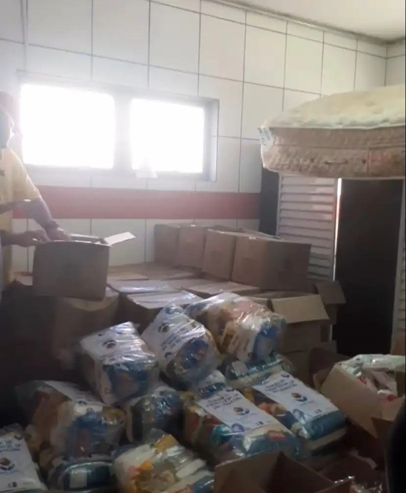 Vereador denuncia armazenamento irregular de cestas básicas em vestiário de quadra