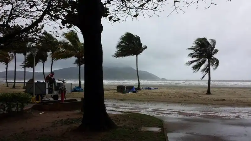 Ventos de até 75 km/h e ondas de até 3 metros podem atingir o Litoral Norte