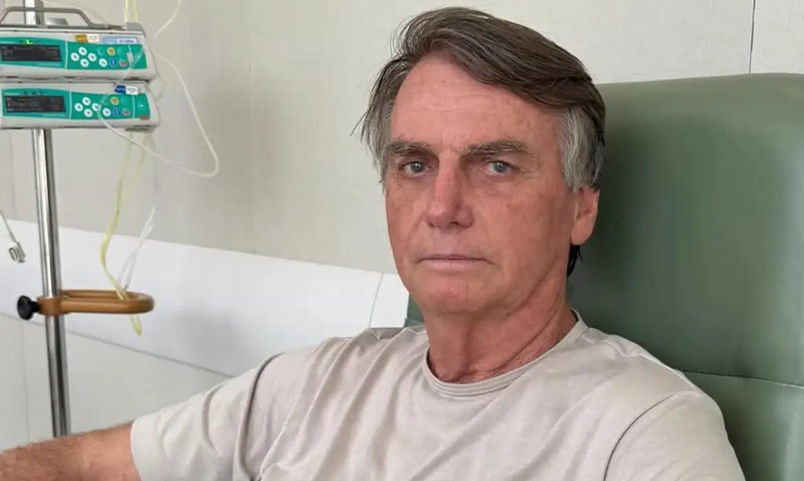 Cirurgia de Bolsonaro é finalizada como “previsto” e ex-presidente já está no quarto