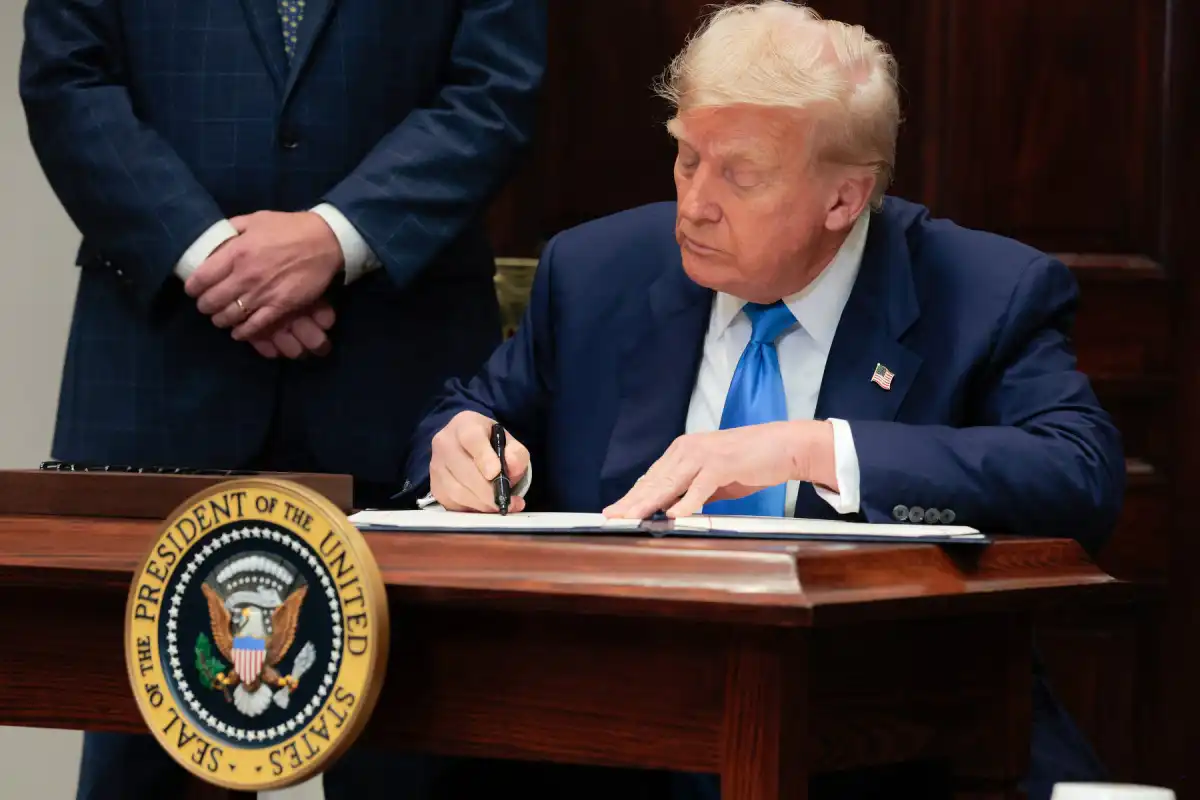 Trump assina decreto que impõe tarifa de 50% ao Brasil