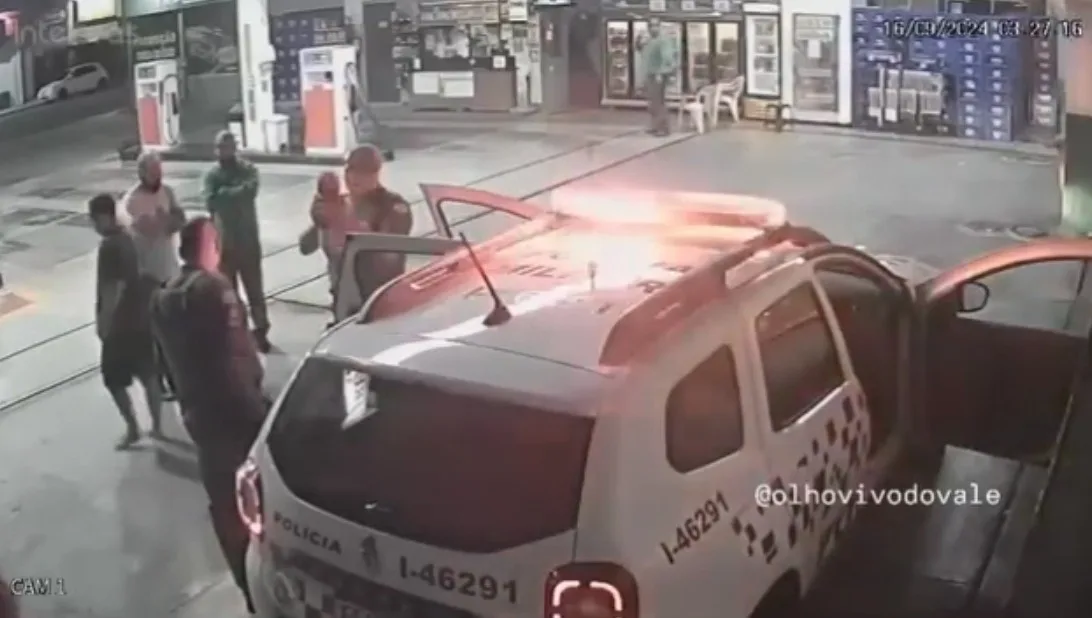 Polícia salva bebê de 2 meses engasgada em posto de gasolina em São José