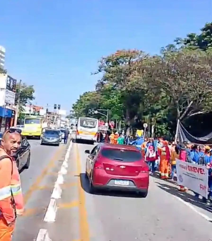 Trabalhadores da Urbam seguem em caminhada para greve na frente da Prefeitura