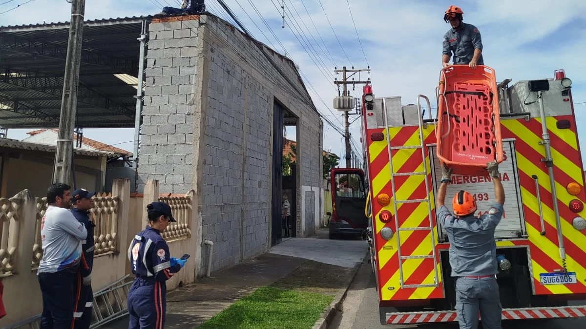 Jovem leva choque de alta tensão em telhado de oficina em Caraguatatuba