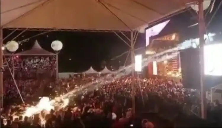Fogos de artifício deixam jovem machucada em show do Gustavo Mioto