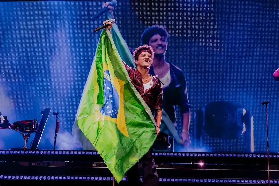 Bruno Mars posta vídeo em homenagem ao Brasil