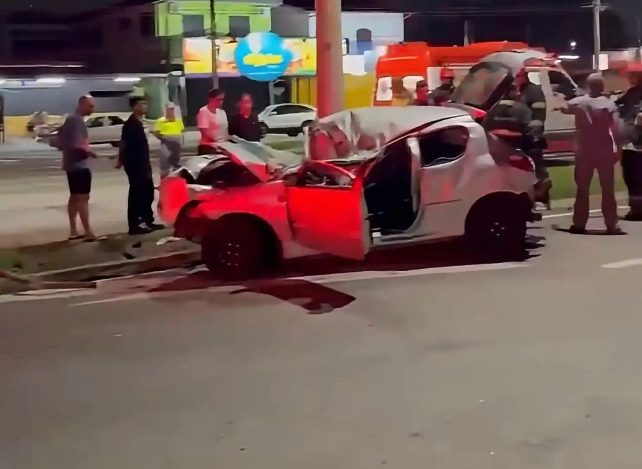Acidente com cinco vítimas mobiliza resgate na madrugada em São José dos Campos