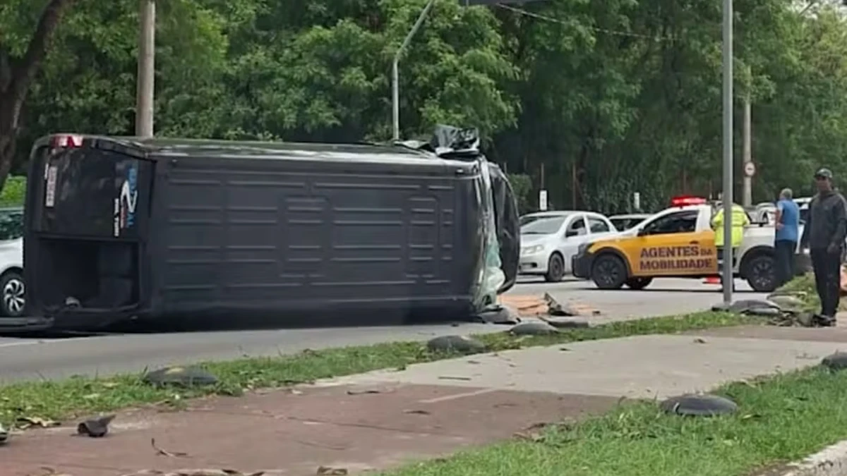Van tomba após batida e deixa três feridos na Via Norte em São José
