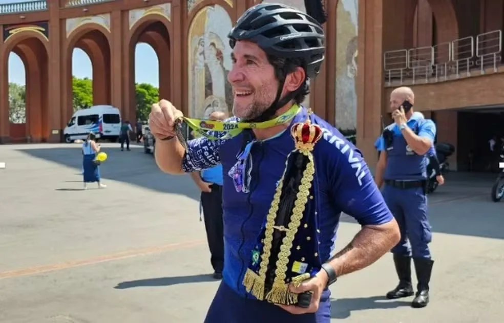 Cantor Daniel faz romaria de bicicleta até o Santuário Nacional de Aparecida