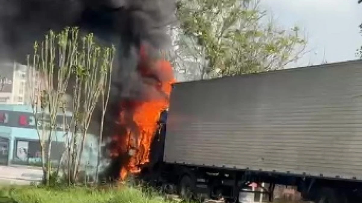 Caminhão pega fogo na Avenida das Letras e mobiliza bombeiros
