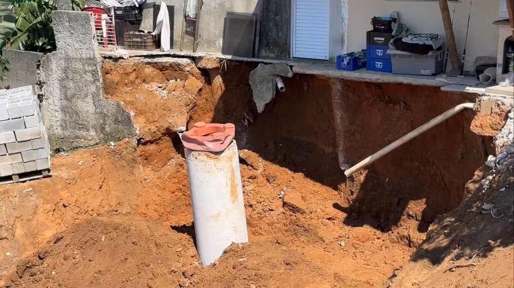 Defesa Civil interdita casa após solo ceder em bairro da zona leste de São José dos Campos