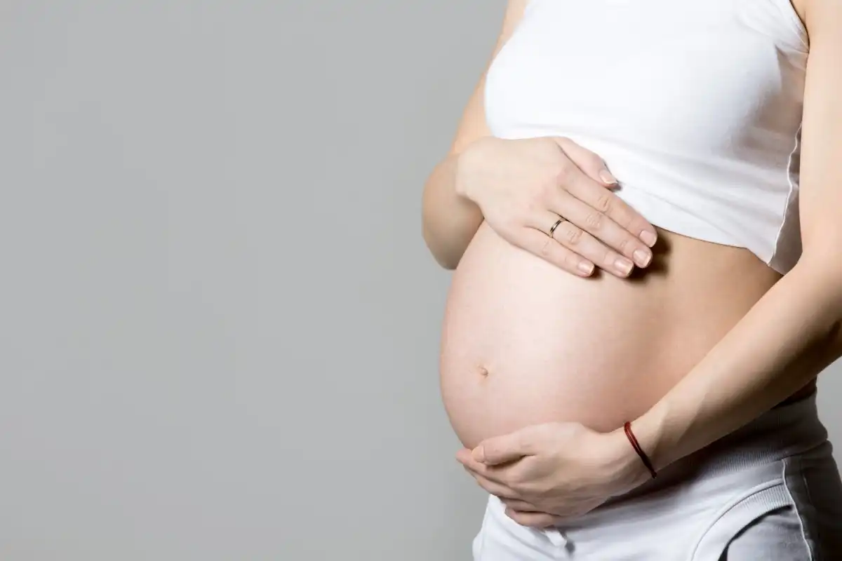 Pesquisa brasileira encontra microplásticos em cordões umbilicais de bebês recém-nascidos