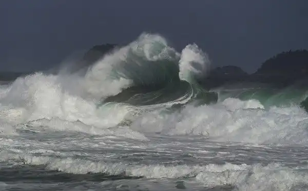 Marinha emite alerta para ondas de até 3 metros de altura no Litoral Norte