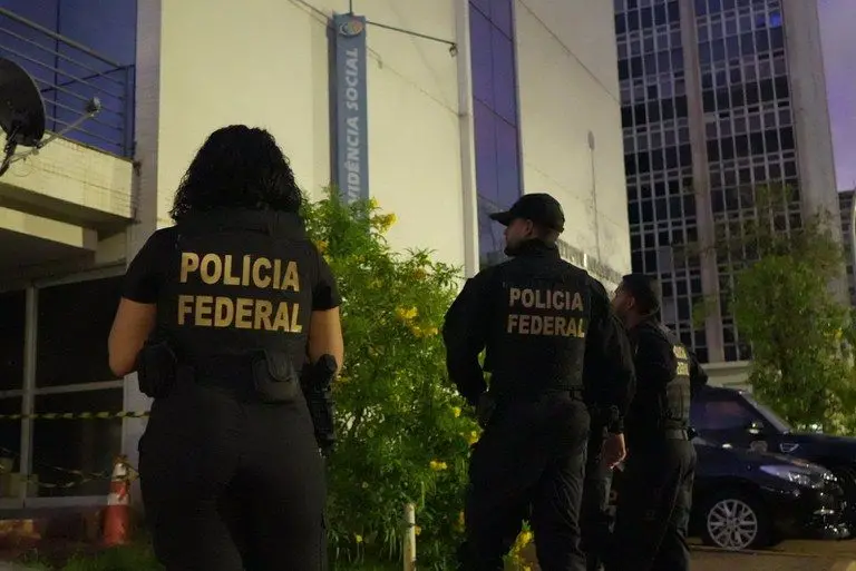 Governo federal suspende descontos no INSS de aposentados e pensionistas