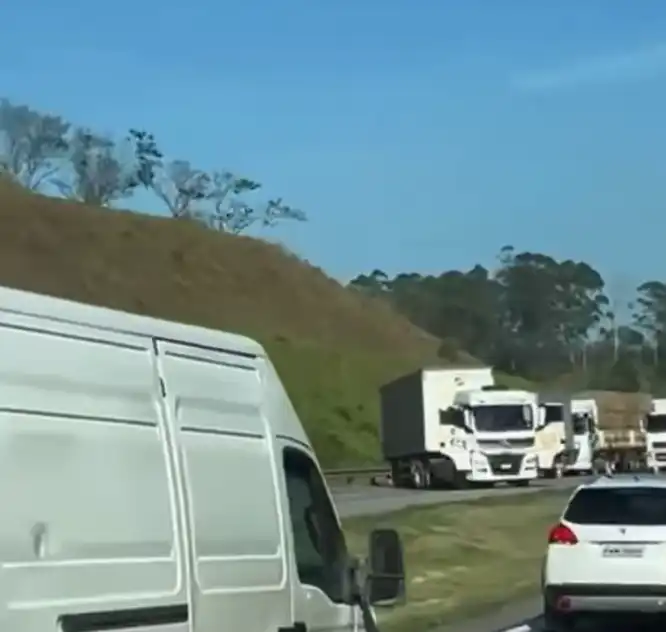 Motorista de caminhão é sequestrado com ameaça de bomba; rodoanel está interditado