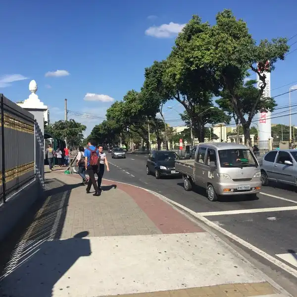 Caminhão colide em poste na Avenida Andrômeda em São José
