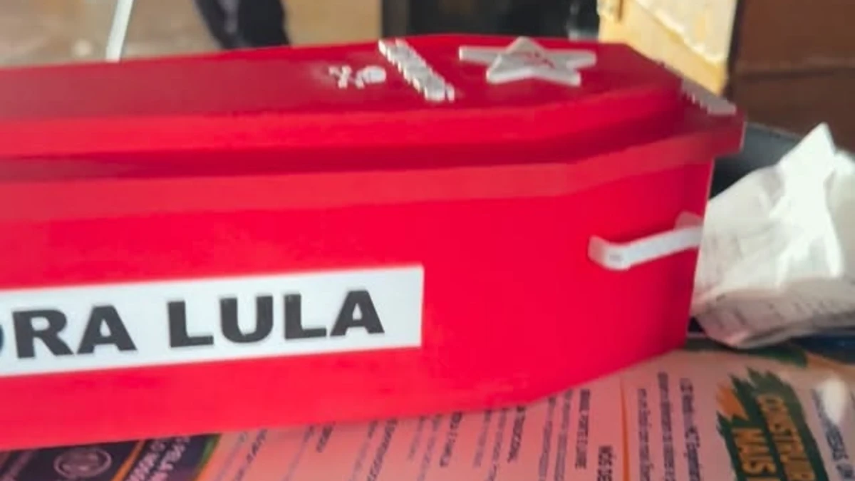 Dono de bar cria decoração de “caixão dos petistas” após eleições