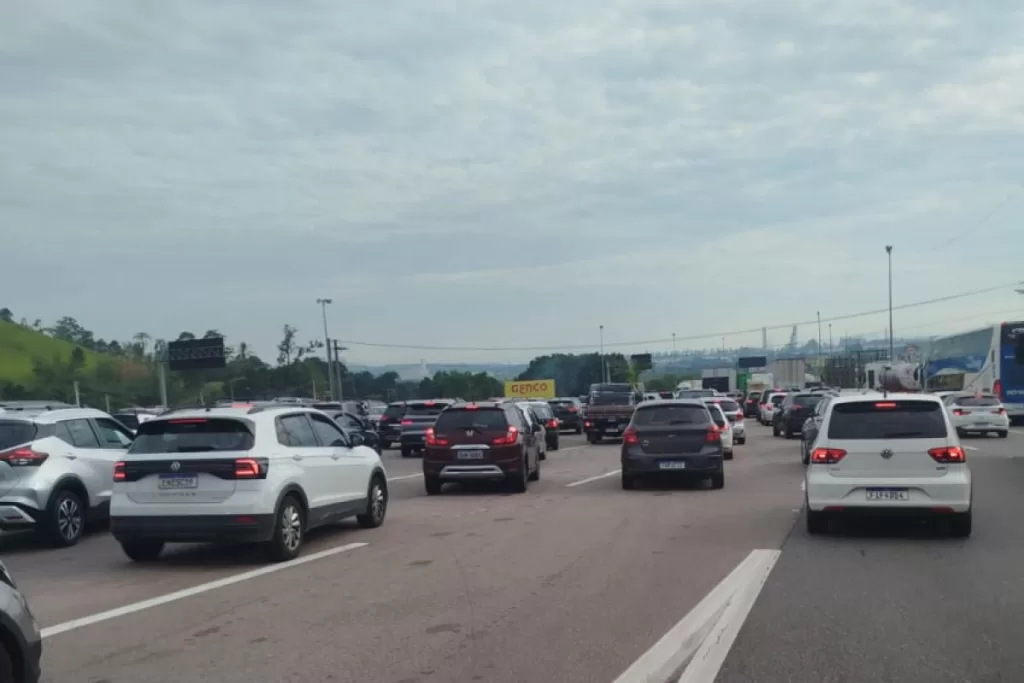 Motociclista cai na Dutra e morre após ser atropelado por caminhão