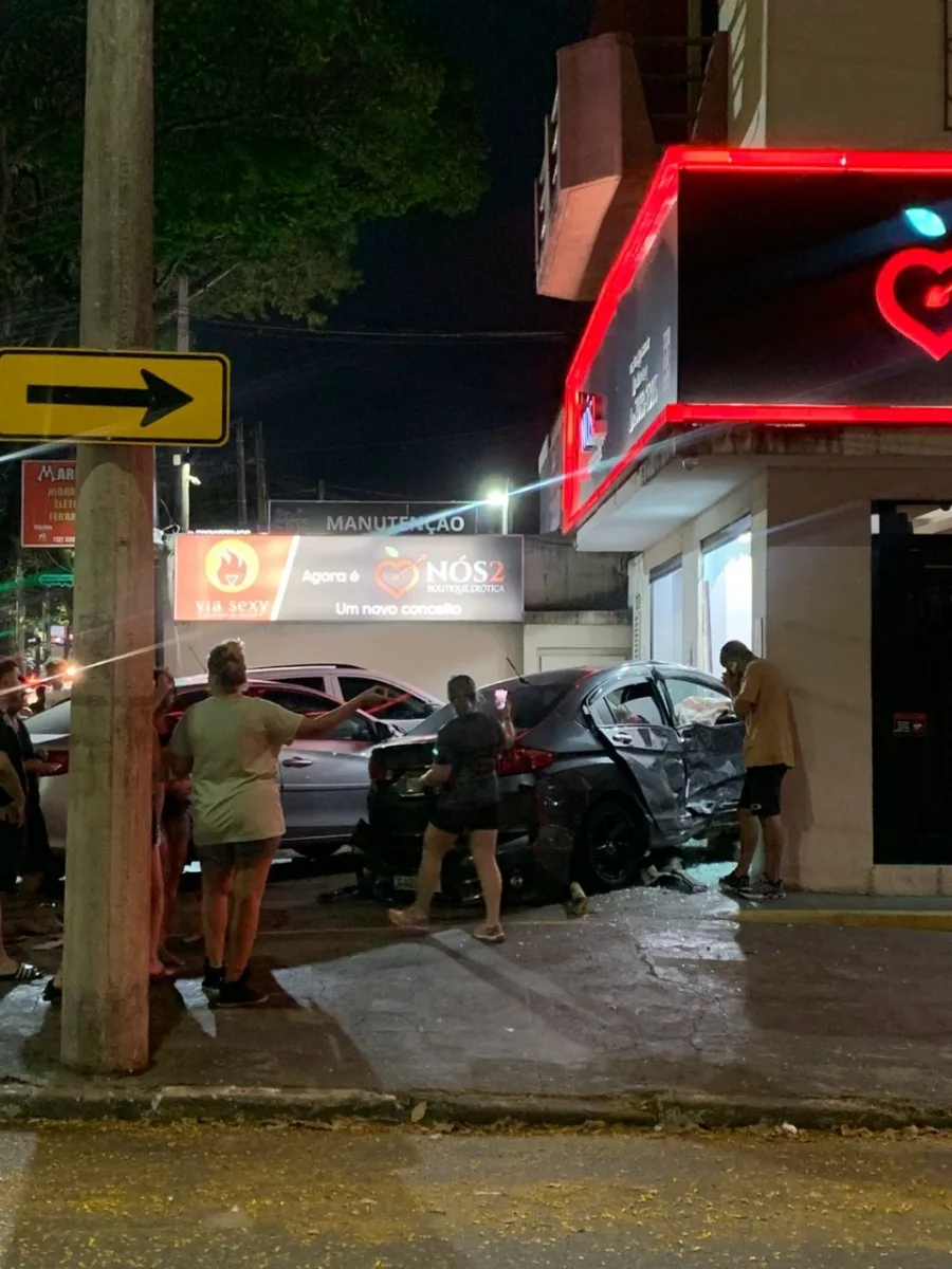 Carro invade sex shop na Avenida Andrômeda em São José