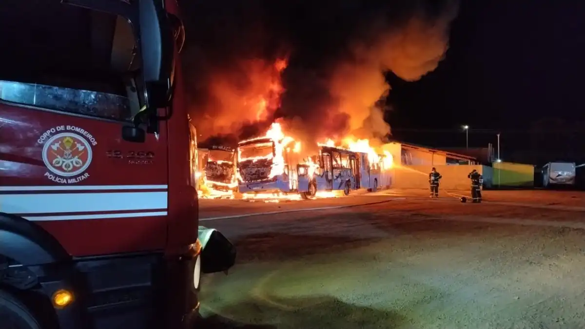 Vídeo mostra incêndio de grandes proporções que destruiu 17 ônibus em Caraguatatuba