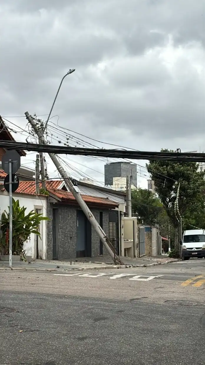 Caminhão enrosca na fiação, derruba poste e deixa moradores sem energia em São José